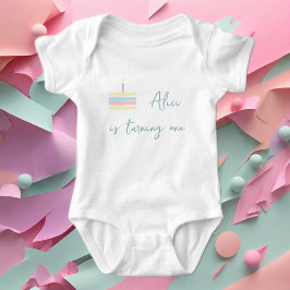 Pastellrosa gelber Kuchen verwandelt einen Baby Strampler