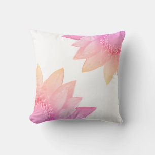 Pastellrosa Lotus-Blume auf weißem Kissen