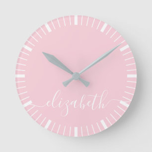 pastellrosa mit weißer Schriftzug-Unterschrift - m Runde Wanduhr