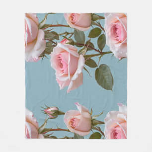 Pastellrosa Rosen auf einem weichen himmelblauen H Fleecedecke
