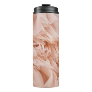 Pastellrosa Stoff: Elegante Texturen. Thermosbecher