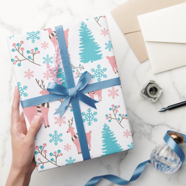 Pastellrosa und Blaue Rentiere Wunderland Weiß Geschenkpapier (Schenken)