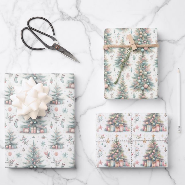 Pastellrosa und blaue Weihnachtsbäume dekoriert Geschenkpapier Set (Vorderseite)
