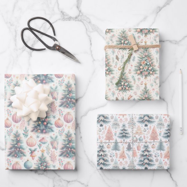 Pastellrosa und blaue Weihnachtsbäume dekoriert Geschenkpapier Set (Vorderseite)