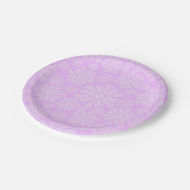 Pastellrosa und weiße Weihnachtsschneeflocken Must Pappteller (Schrägansicht)