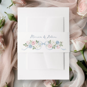Pastellrosa, weiße und blaue Rosen & Band