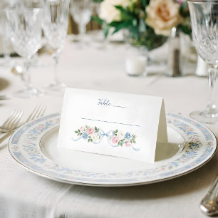 Pastellrosa, weiße und blaue Rosen & Band Platzkarte