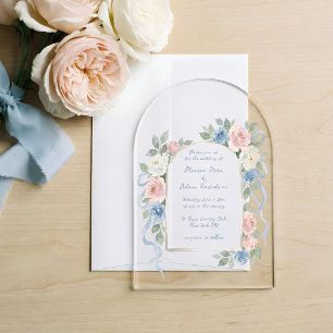 Pastellrosa, weiße und blaue Rosen und Bogen mit B Acryleinladungen