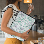 Pastete, lila und grüne Wasserfarben Laptopschutzhülle<br><div class="desc">Hübsches und trendy lila und grünes Laub. Niedliches und modernes botanisches Illustrationsmuster mit lila und grünen,  pastellfarbenen Ästen.</div>