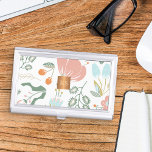 Pastete Wildblumen mit metallischem Kupfermonogram Visitenkarten Dose<br><div class="desc">Trendy klassische glamouröse und feminine pastellfarbene Rosa, Salbei-Grün und staubige orangefarbene Wildblumen, Blätter und Beeren-Muster machen aus einem eleganten Visitenkartenhalter mit einem Imitat aus metallischem Kupfer mit Monogramm geometrischen Quadrat für Geschäftsfrauen | Makeup artist | Friseurin | Mode-Stylist | Zuhause Innendekorator | Designer | Architekt | Florist | Eigentümer der...</div>