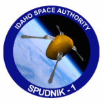 Patch für die Satellitenmission von Idaho Spudnik Fotoskulptur Magnet<br><div class="desc">Eine humorvolle Darstellung einer Kartoffel als Satellit, genannt "Spudnik-1", mit Gabel, die als Antenne dienen, im Orbit um die Erde. Enthält den Spudnik-1 Mission Patch. Ich habe Leute getroffen, die Idaho nicht für einen echten Ort halten. Andere wissen, dass es irgendwo im Überflutungsgebiet liegt, aber es nicht besser platzieren kann...</div>