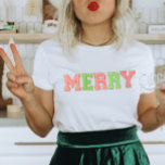 Patch Letter Frohe Weihnachten T-Shirt<br><div class="desc">Dieses trendige Merry-Patch bricht Weihnachts-Shirt-Design ist perfekt für Kinder und Erwachsene gleichermaßen. Dieses Shirt ist ein ideales Weihnachtsgeschenk, kleine Geschenk, ein Geschenkswap für Ihren Urlaub oder einfach nur ein Geschenk für Sie vom Weihnachtsmann.</div>