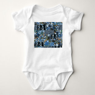 Patchwork blaue Blumen: Nahtloser Stoff. Baby Strampler