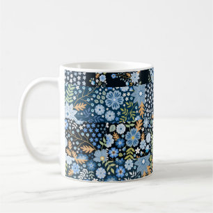 Patchwork Blaue Blumen: Nahtloser Stoff. Kaffeetasse