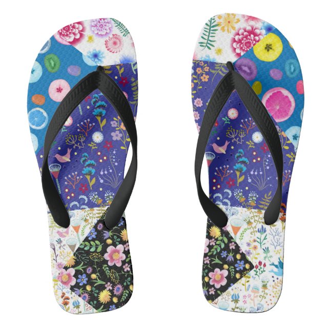 Patchwork Blumenmuster auf schwarzem Hintergrund.  Flip Flops (Fußbett)