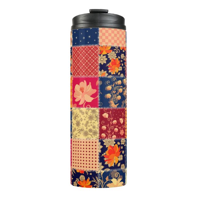 Patchwork-Charme: Blumen und geometrische Mischung Thermosbecher (Vorderseite)