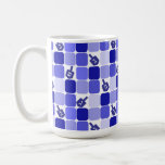 Patchwork Dreidels Kaffeetasse<br><div class="desc">Blau-weiß Flickwerk mit dreidels für jeden jüdischen Urlaub oder jede jüdische Veranstaltung.</div>