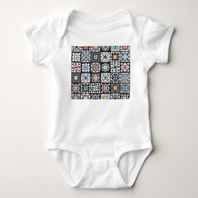 Patchwork Maori: Ethnisches Teppichdesign. Baby Strampler (Vorderseite)