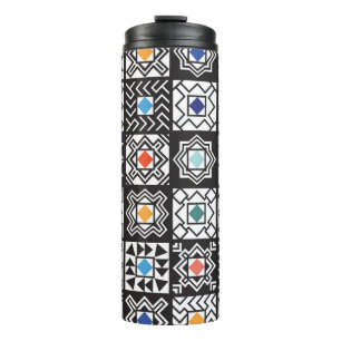 Patchwork Maori: Ethnisches Teppichdesign. Thermosbecher