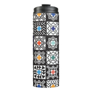 Patchwork Maori: Ethnisches Teppichdesign. Thermosbecher