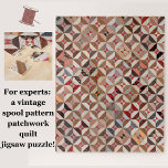 Patchwork Quilt Muster Herausforderung Jigsaw Puzz<br><div class="desc">Dieses herausfordernde Puzzle besticht durch das faszinierende, farbenfrohe Löffelmuster eines Vintagen amerikanischen Patchwork-Quilts, das im Smithsonian American Art Museum untergebracht ist. Genießen Sie die Fülle an geometrischen Nähdetails nah, während Sie die rustikale Textilie zusammenstellen. In hellbraunen Tönen, Korallen, Rot, etc. Dieses schwierige Puzzle ist ideal für Familienspass oder als Geschenk...</div>