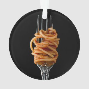Pâtes filées sur une fourchette, spaghetti de nour