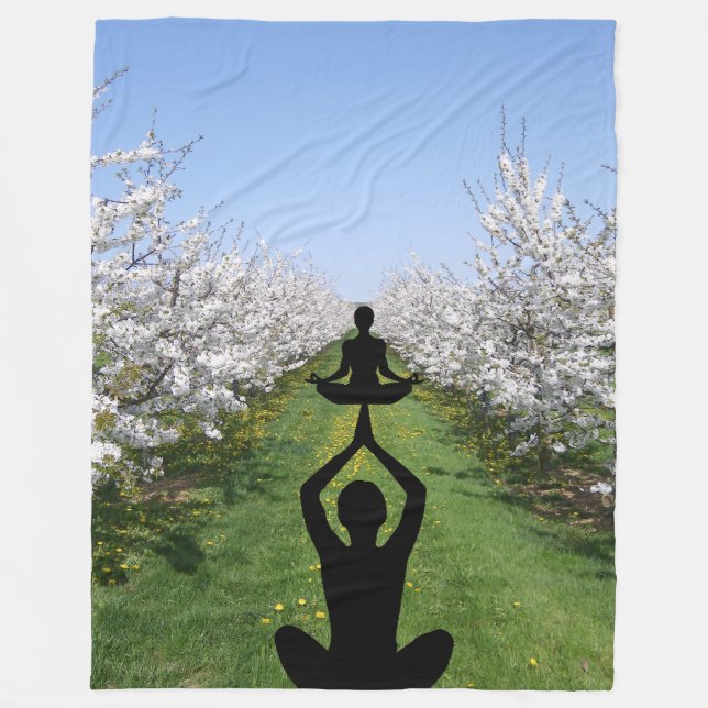 Path of Blossoms: Meditative Spring Journey Fleecedecke (Vorderseite)