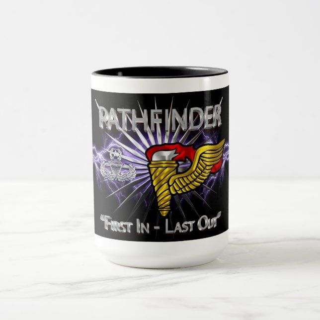 Pathfinder-Abzeichen-„Erster rein, Letzter raus“ Tasse (Zentrum)