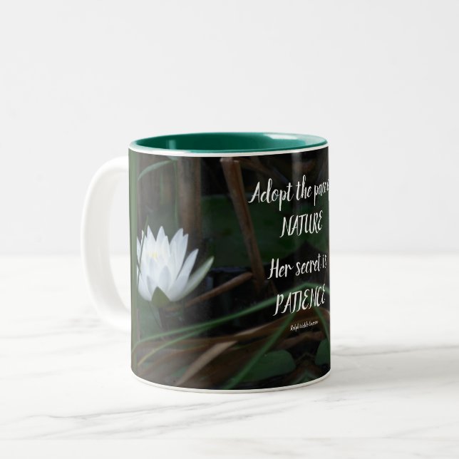 Patient Emerson Inspiration Zitat Lotus Zweifarbige Tasse (Vorderseite Links)