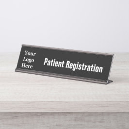 Patientenregistrierung Schwarz-Weiß-Text-Logo Schreibtischnamensplakette