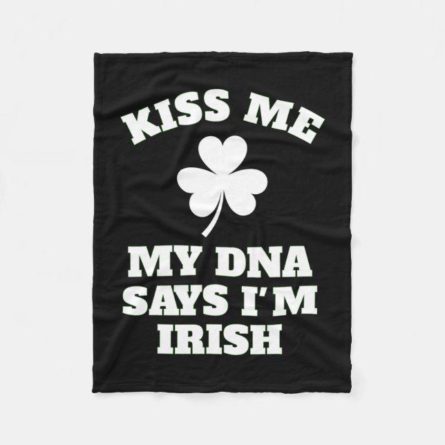 Patricks Day Kiss Me Funny Dna Test Irish Fleecedecke (Vorderseite)