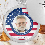 Patriotic American Flag Custom Foto Memorial Medaillon<br><div class="desc">Ehre deinen Lieben mit einer patriotischen, maßgeschneiderten Foto-Gedenkhecke. Diese einzigartige militärische Gedenkkapelle ist das ideale Geschenk für sich, Familie oder Freunde, um einen Militärveteranen, Militärsoldaten, Armee, Marineinfanteristen oder gefallenen Soldaten zu ehren. Dieses patriotische Denkmal locket Halskette verfügt über eine moderne rot-weiß-blau amerikanische Flagge, Sterne und Streifen. Zitat "In Liebe Erinnerung...</div>