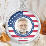 Patriotic American Flag Custom Foto Memorial Versilberte Kette<br><div class="desc">Ehre deinen Lieben mit einer patriotischen Foto-Gedenkstätte. Diese einzigartige militärische Gedenkstätte ist das ideale Geschenk für sich selbst, Familie oder Freunde, um einen Militärveteranen, Militärsoldaten, Armee, Marineinfanteristen oder gefallenen Soldaten zu ehren. Diese patriotische Gedenkhalskette besticht durch eine moderne, rot-blau-weiß-amerikanische Flagge, Sterne und Streifen. Zitat "In Loving Memory". Anpassen mit bevorzugten...</div>