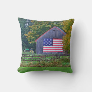 Patriotic Barn Pillow Kissen