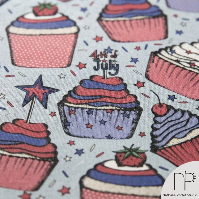 Patriotic Blue 4. Juli Cupcakes HandGezeichnet Stoff (This July 4th Cupcake Linen features fine-line pen-and-ink sweet treats designed for festive holiday)