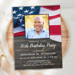 Patriotic Custom Foto American Flag Geburtstag Postkarte<br><div class="desc">USA amerikanische Flagge Birthday Party Einladungen. Laden Sie Freunde und Familie zu Ihrem patriotischen Geburtstagsfest mit diesen modernen amerikanischen Flag Einladungen. Personalisieren Sie diese Fahneneinladung mit Ihren Event-, Foto-, Name- und Party-Details. Diese amerikanische Flag-Einladung ist auch ideal für den militärischen Ruhestand, Soldaten, die weggehen Party, militärischen Abschluss, Soldaten willkommen Zuhause...</div>