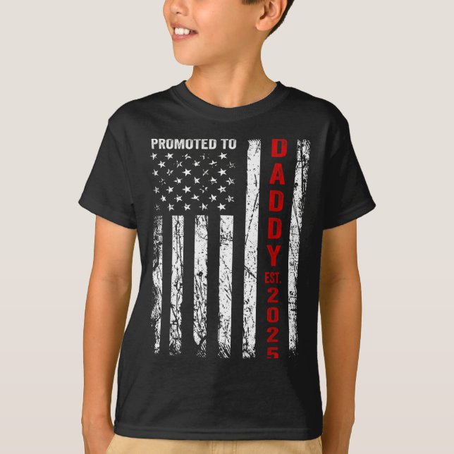Patriotic Dad Promoted To Daddy Est 2025 New Dad 2 T-Shirt (Vorderseite)