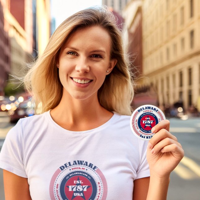 Patriotic Delaware Circle mit Staat Details Button (A young woman holding the Delaware Circle button designed by The American Family.)