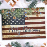 Patriotic Frohe Weihnachten Vintage amerikanische  Mitteilungskarte<br><div class="desc">Mit dieser einzigartigen amerikanischen Flag Weihnachtskarte - US-amerikanische Fahne Design Vintag rotes Weiß-Design mit Heiligen und Beeren. Personalisieren Sie Ihre Nachricht und Ihren Familiennamen. Diese patriotische Weihnachtskarte ist ideal für Militärfamilien, Veteranen, patriotische Familien und Veteranen-Service-Abteilung Weihnachtskarten. COPYRIGHT © 2020 Judy Burrows, Black Dog Art - Alle Rechte vorbehalten. Patriotic Frohe...</div>