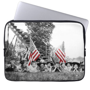 Patriotic Group Women American Flag Circa 1910 Laptopschutzhülle