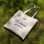 Patriotic Themed American Flag Tragetasche<br><div class="desc">Ein klassisches Set an Taschen,  die auf ein patriotisches amerikanisches Event oder Party zugeschnitten sind. Ein großartiger Gegenstand für ein politisches Wahlkampfessen oder jedes andere patriotische Ereignis. Alle Elemente der Einladung sind entsperrt und einstellbar. Verwenden Sie einfach die Anpassungsfunktion,  um alle notwendigen Änderungen vorzunehmen.</div>