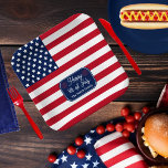 Patriotic U.S. Flag Happy 4. Juli Familienname Pappteller<br><div class="desc">Die patriotische U.S.-Fahne "Happy 4. Juli" Familienname Küchendekoration in offiziellen Farbtönen der Vereinigten Staaten, die perfekte Ergänzung zu Ihren Unabhängigkeitstagsfeiern! Zeigen Sie Ihren amerikanischen Stolz mit diesem Design, das Patriotismus mit einer festlichen Luft verbindet. Mit lebhaften Farben und sorgfältiger Liebe zum Detail gestaltet, dient unser US-Flaggendesign als kühnes Herzstück für...</div>