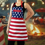 Patriotic U.S. Flag Happy 4. Juli Familienname Schürze<br><div class="desc">Die patriotische U.S.-Fahne "Happy 4. Juli" Familienname Küchendekoration in offiziellen Farbtönen der Vereinigten Staaten, die perfekte Ergänzung zu Ihren Unabhängigkeitstagsfeiern! Zeigen Sie Ihren amerikanischen Stolz mit diesem Design, das Patriotismus mit einer festlichen Luft verbindet. Mit lebhaften Farben und sorgfältiger Liebe zum Detail gestaltet, dient unser US-Flaggendesign als kühnes Herzstück für...</div>