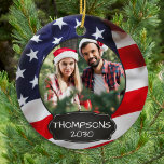 Patriotic USA American Flag Personalisiert 2 Foto Keramik Ornament<br><div class="desc">USA Flag Weihnachtsschmuck. Dieser patriotische US Flagge-usa-Fahne-Weihnachtsschmuck wird ein wertvoller Sake sein. Die Einrichtung ist zweiseitig, können Sie 2 Lieblings-Fotos, eines auf jeder Seite. Ideal für Militär, Soldat Weihnachtsschmuck, Militärveteran, patriotische Familie. Personalisieren Sie den Namen auf der Vorderseite und das Datum auf der Rückseite. COPYRIGHT © 2020 Judy Burrows, Black...</div>