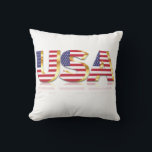 Patriotic USA Flag Pillow Kissen<br><div class="desc">USA Drehkissen - USA - Amerikanische Flagge - Patriotisch - Unabhängigkeitstag - 4. Juli - Anpassbar - Wählen / Fügen Sie Ihren einzigartigen Text / Farbe / Bild - Make Your Special Gift - Vergrössern und verschieben oder entfernen und fügen Sie Elemente / Bild mit Anpassungstool. Sie können Designs auch...</div>