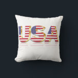 Patriotic USA Flag Pillow Kissen<br><div class="desc">USA Drehkissen - USA - Amerikanische Flagge - Patriotisch - Unabhängigkeitstag - 4. Juli - Anpassbar - Wählen / Fügen Sie Ihren einzigartigen Text / Farbe / Bild - Make Your Special Gift - Vergrössern und verschieben oder entfernen und fügen Sie Elemente / Bild mit Anpassungstool. Sie können Designs auch...</div>