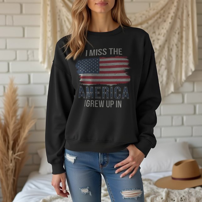 Patriotisch "Ich vermisse das Amerika, in dem ich  Sweatshirt (Patriotic “I Miss the America I Grew Up In” Sweatshirt – Vintage American Flag Design)