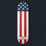 Patriotische amerikanische Flagge Skateboard<br><div class="desc">Dieses patriotische Skateboard der amerikanischen Flagge zeigt die US Flagge mit Ihrem Namen unten.</div>