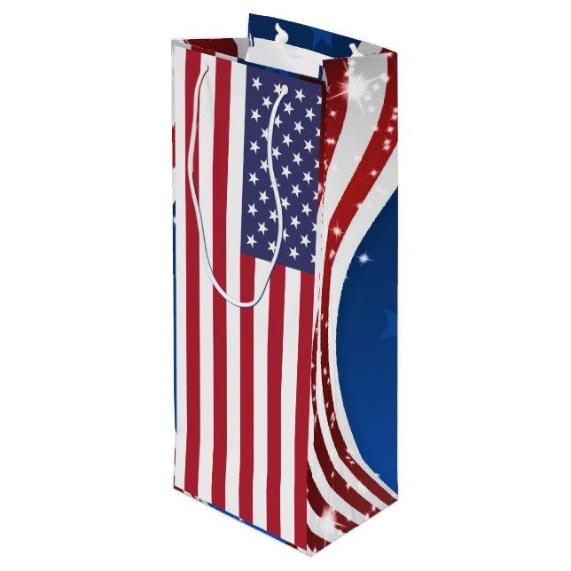 Patriotische amerikanische Flaggen und Streifen Geschenktüte Für Weinflaschen (Rückseite Schrägansicht)