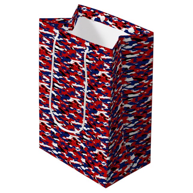 Patriotische Camouflage Mittlere Geschenktüte (Vorderseite Schrägansicht)